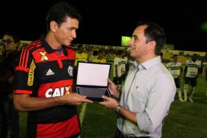 O eterno Magro de Aço recebe homenagem das mãos de Rodrigo Caetano (Foto: Flamengo Oficial - Gilvan de Souza