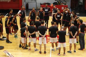 Neto reúne seus jogadores no centro da quadra durante o treino (Foto: Gilvan de Souza / Flamengo)