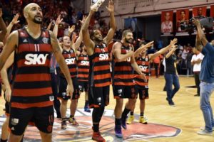 Jogadores comemoram ao final da partida - Foto: João Pires - LNB