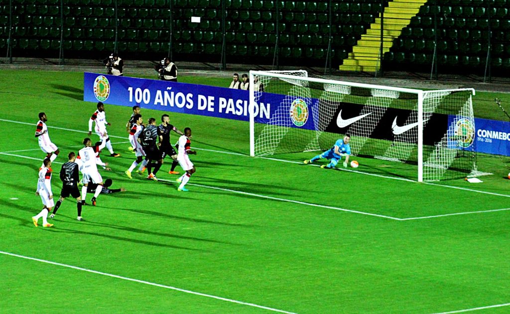  Paulo Victor falha, o gol é anulado. Um aviso prévio inútil. Foto: Mauricio Neves