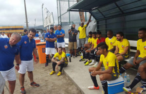 Zico passa instruções para seu time em jogo treino contra o Bangu. Foto: FC Goa