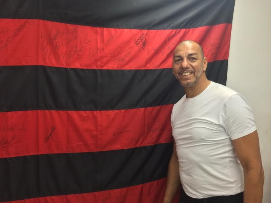 Mozer ao lado de bandeira do Flamengo; Ídolo vai participar de evento com torcedores