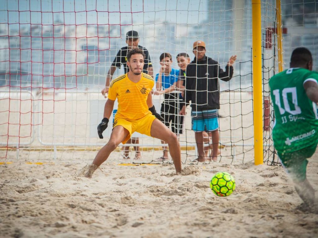 Flamengo sai atrás, mas vira e começa Copa do Brasil com vitória