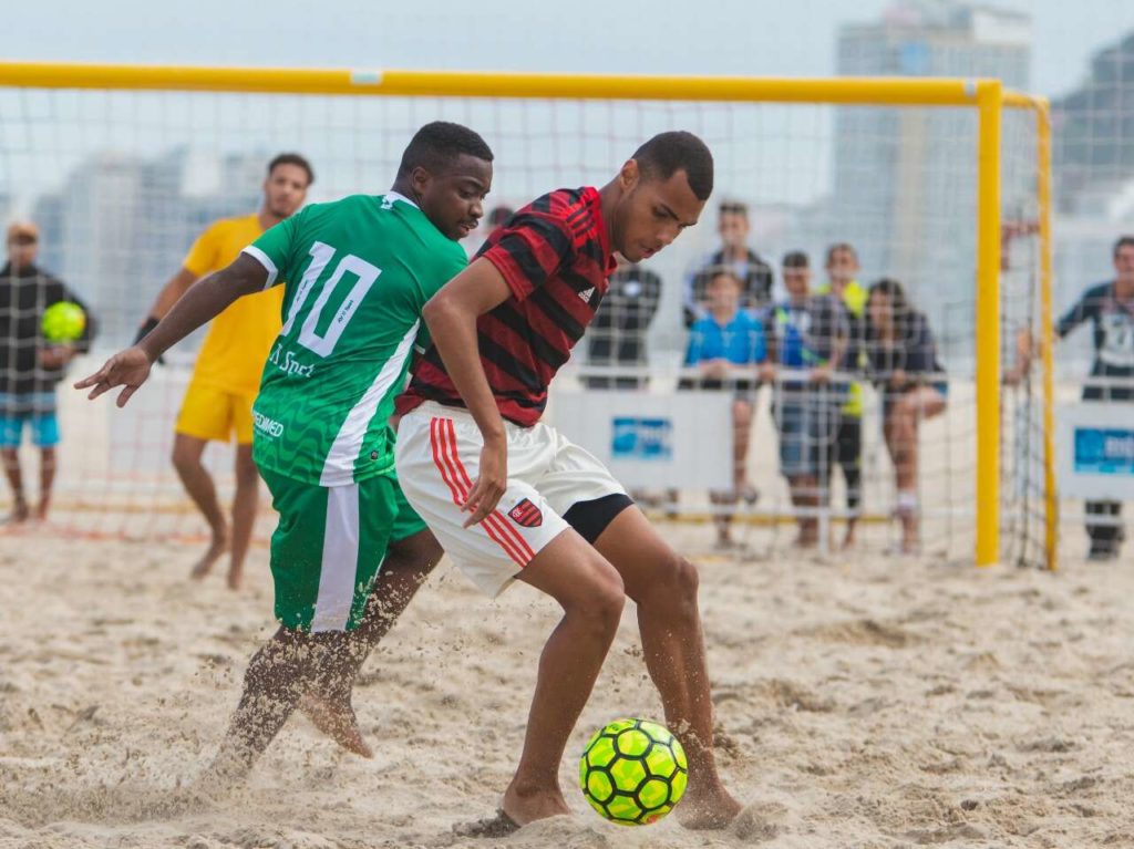 Flamengo sai atrás, mas vira e começa Copa do Brasil com vitória