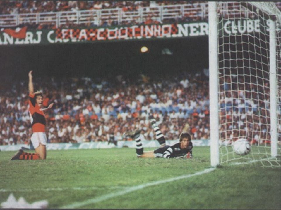 Zico fazendo o primeiro gol da vitória do Flamengo por 5x1 para cima do Corinthians