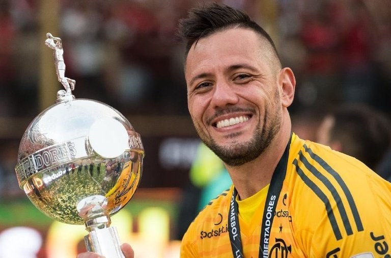 diego alves com taça da libertadores