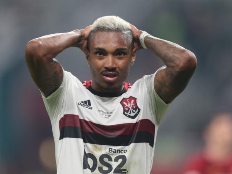 Clube vivo na Libertadores avalia investida em Vitinho, ex-Flamengo