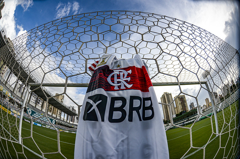 Camisa do Flamengo estampa marca do Banco BRB; clube encaminhou renovação, mas ainda não pautou votação no Conselho Deliberativo