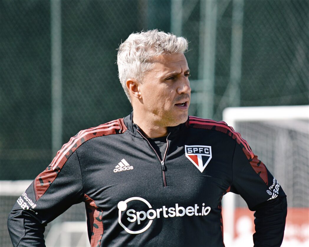 Crespo cita reinício do Brasileirão e projeta confronto contra Flamengo