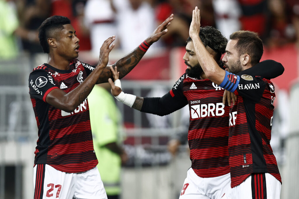 Bruno henrique celebra gol de Gabigol contra o Talleres pela Libertadores 2022