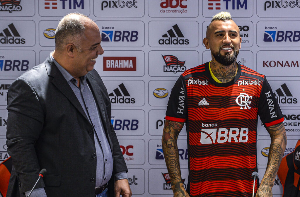 Arturo Vidal em apresentação no Flamengo