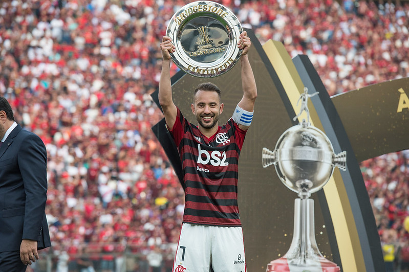 Everton Ribeiro ergue taça de campeão da Libertadores; jogador falou sobre expectativas por Vitor Pereira, Zico comentou chances no Mundial de Clubes e as últimas notícias do Flamengo