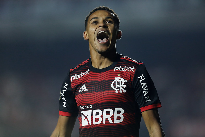 Lázaro comemorando gol do Flamengo