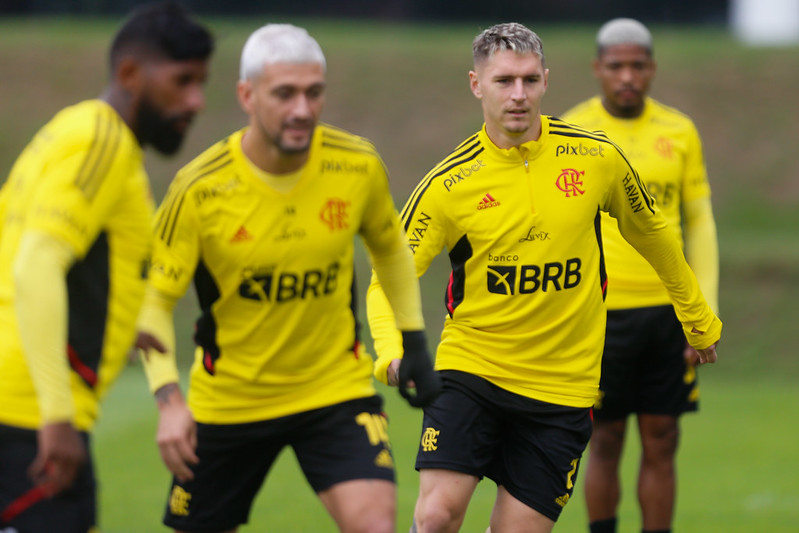 RENOVOU! Uruguaio amplia vínculo com o clube