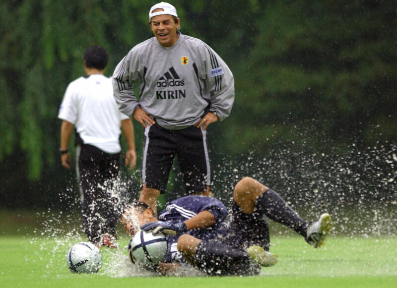 Cantarele em 2005, quando era treinador de goleiros do Japão