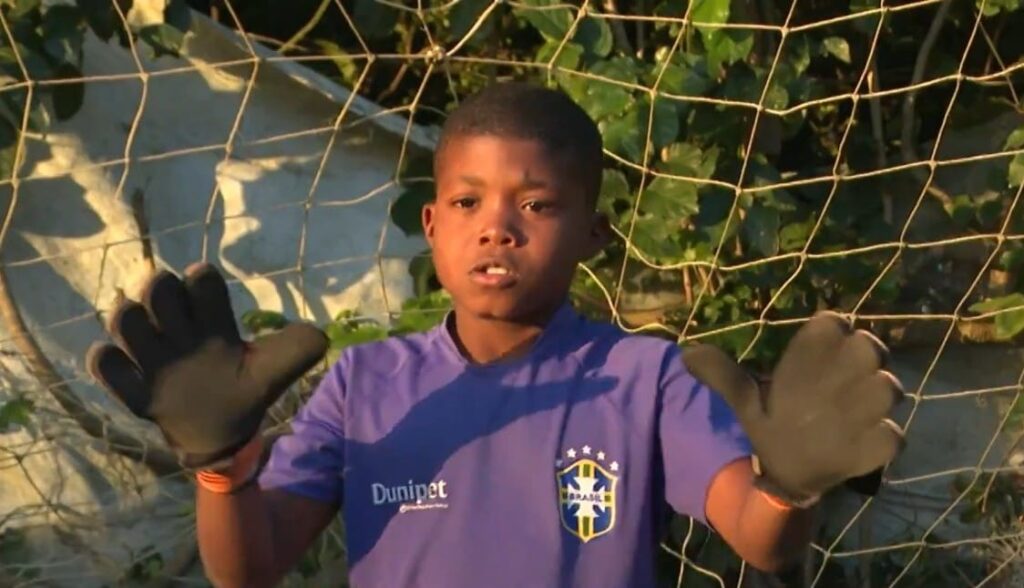 Erick, de 8 anos, usa prótese de cano e é fã do goleiro Hugo, do Flamengo