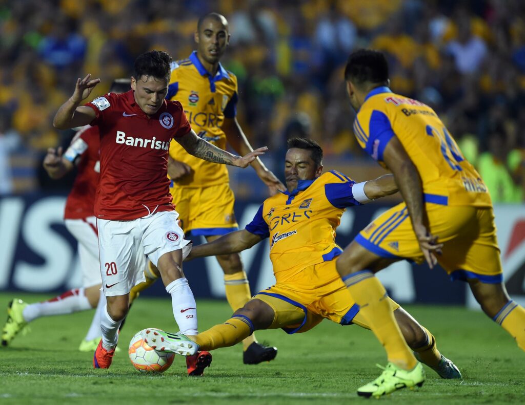 Aranguiz com a camisa do Internacional contra o Tigres-MEX