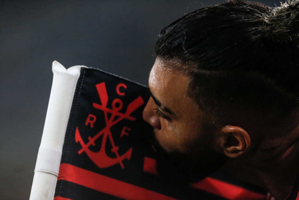 Gabigol beijando a bandeirinha do Flamengo: atacante perdeu pênalti no início do jogo, mas depois abriu o placar e atuou em alto nível os 90 minutos 