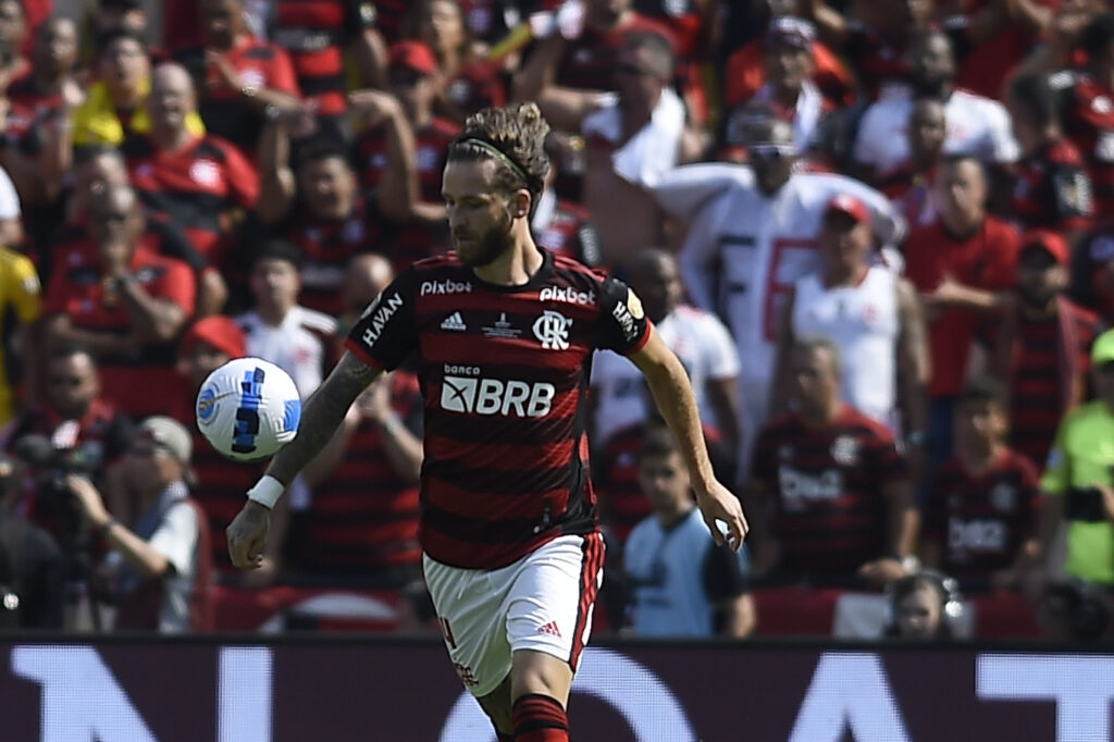 Léo Pereira domina mais uma vez as ações de saída de bola do Flamengo