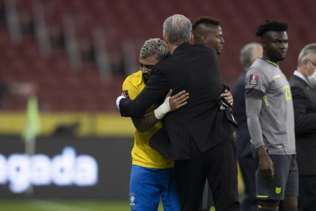 tite abraça gabigol em jogo do brasil