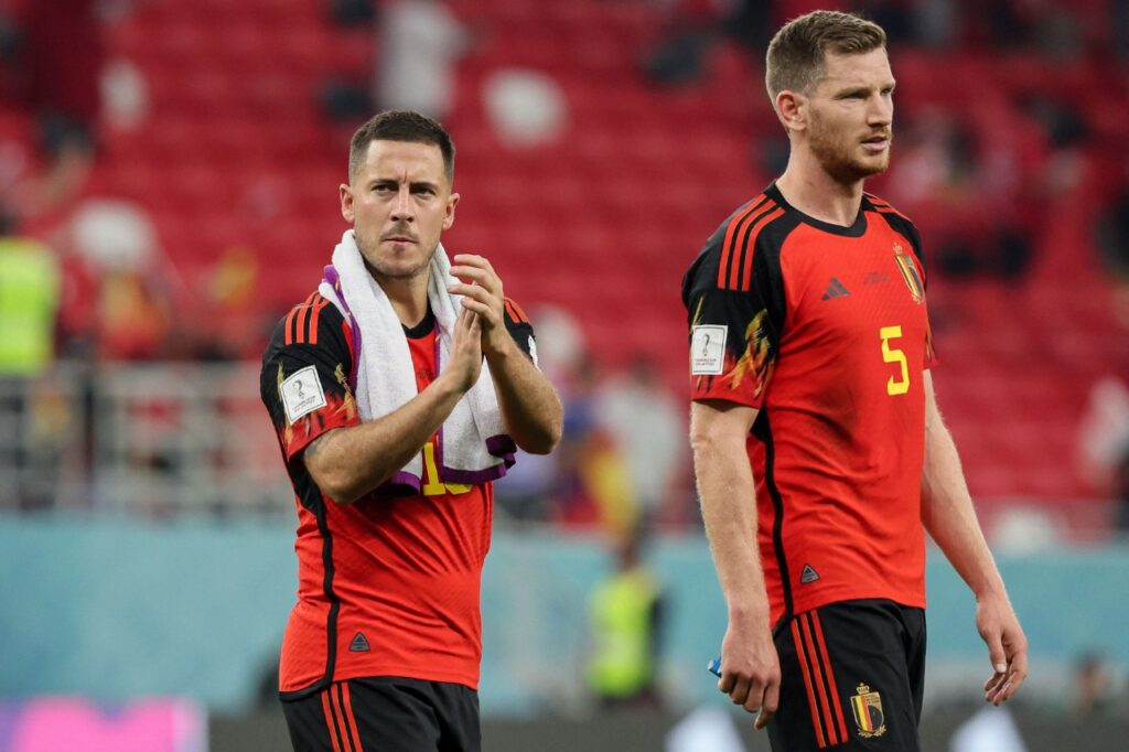 O atacante belga #10 Eden Hazard e o zagueiro belga #05 Jan Vertonghen aplaudem os torcedores durante a partida de futebol do Grupo F da Copa do Mundo de 2022 entre Bélgica e Canadá no Estádio Ahmad Bin Ali em Al-Rayyan, a oeste de Doha, em 23 de novembro de 2022 .