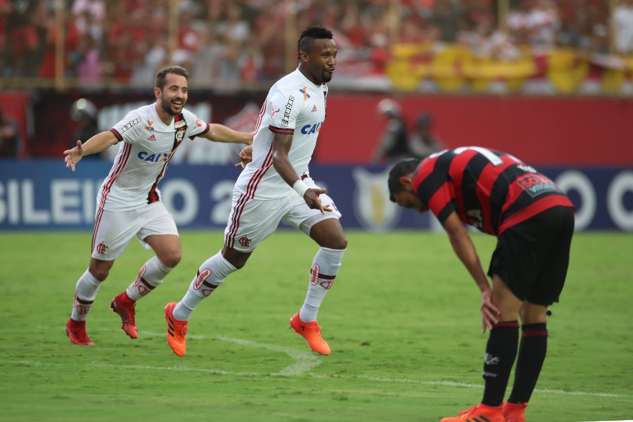 rafael vaz comemora gol pelo flamengo