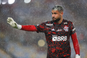 Matheus Cunha em jogo do Flamengo; 