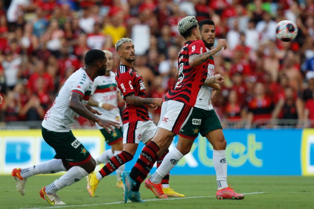 pedro fazendo gol de peito