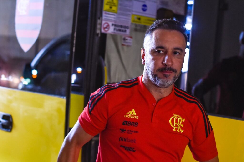 'Ele é mais reservado, mas...', afirma Everton Ribeiro sobre início de Vitor Pereira