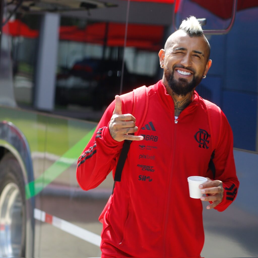 Arturo Vidal pode ultrapassar "marca" pelo Flamengo