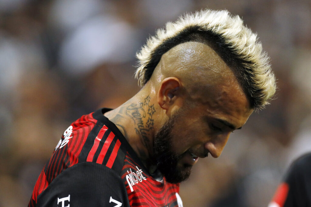 Arturo Vidal inova no visual para Recopa e surpreende torcedores