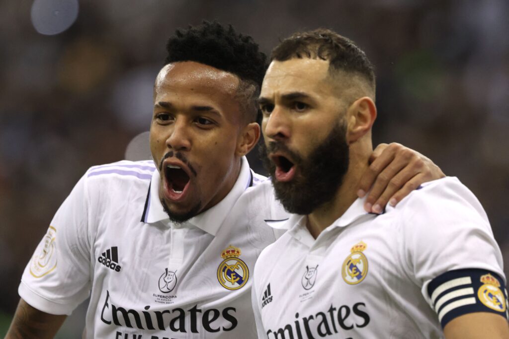 Benzema e Militão em jogo do Real Madrid, jogadores se lesionaram mas estarão no Mundial de Clubes