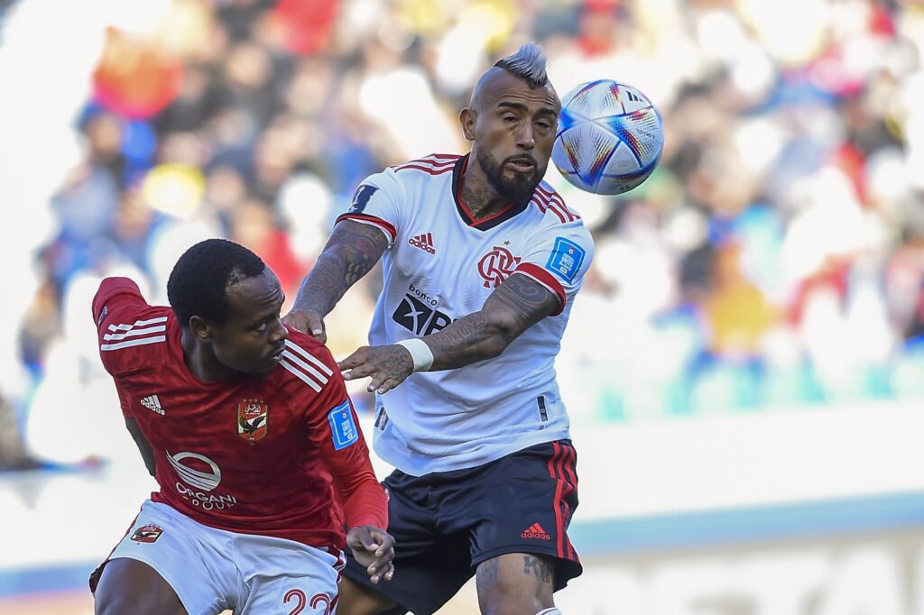 Vidal vence disputa com o sul-africano Tau na vitória do Flamengo diante do Al Ahly na diputa do terceiro lugar do Mundial de Clubes da FIFA 2022