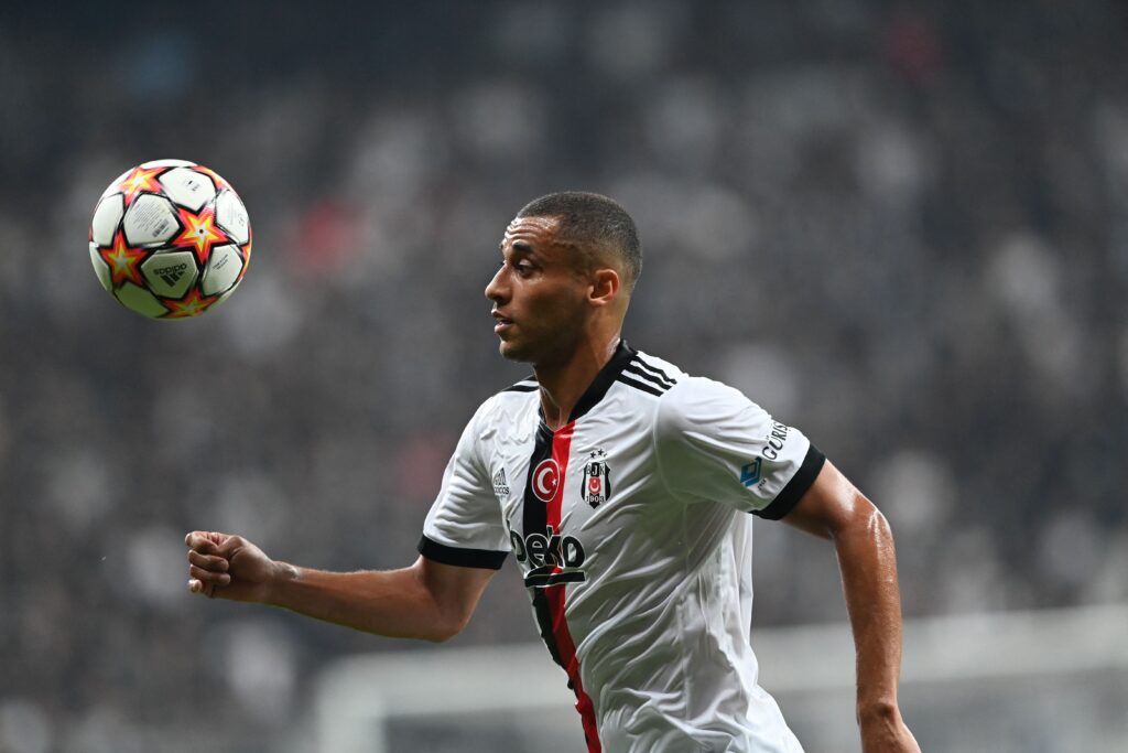 Ex-Flamengo, Welinton em campo pelo Besiktas; zagueiro está negociando com cruzeiro e pode reforçar equipe mineira no Brasileirão