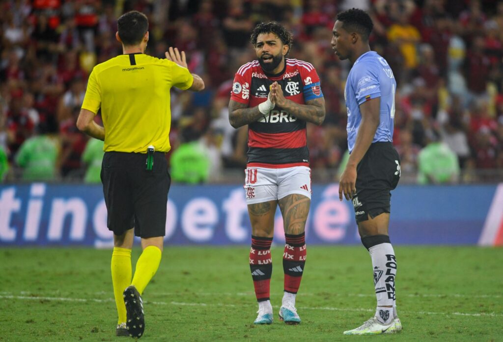 Gabigol questiona árbitro na decisão da Recopa, que terminou com o flamengo derrotado para o Del Valle