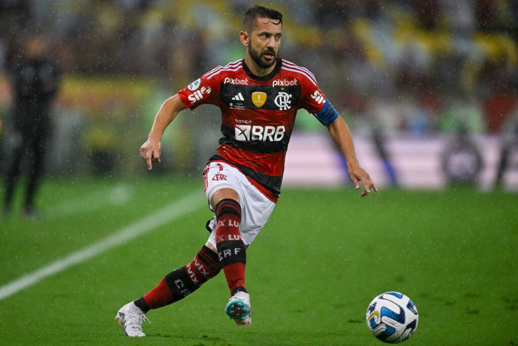 Everton Ribeiro, capitão do time