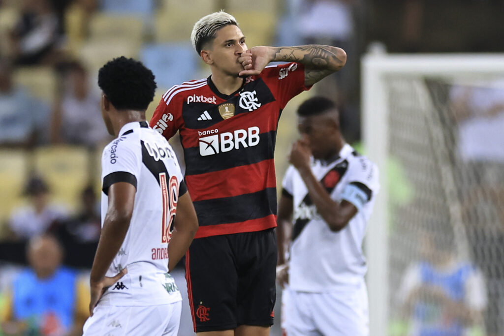 Pedro comemora gol contra o Vasco