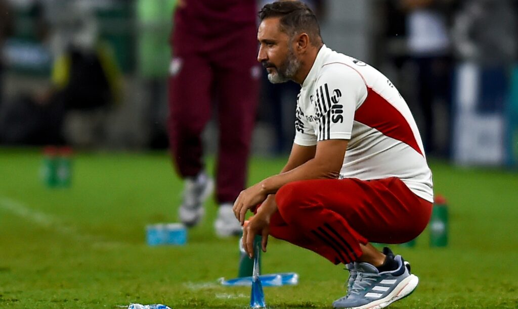 Vitor Pereira observando time do Flamengo na final do Carioca; analista tático da ESPN defende demissão do treinador