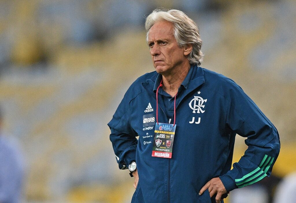 Jorge Jesus demonstra desapontamento em jogo de quando era técnico do Flamengo (Foto: CARL DE SOUZA/AFP via Getty Images)