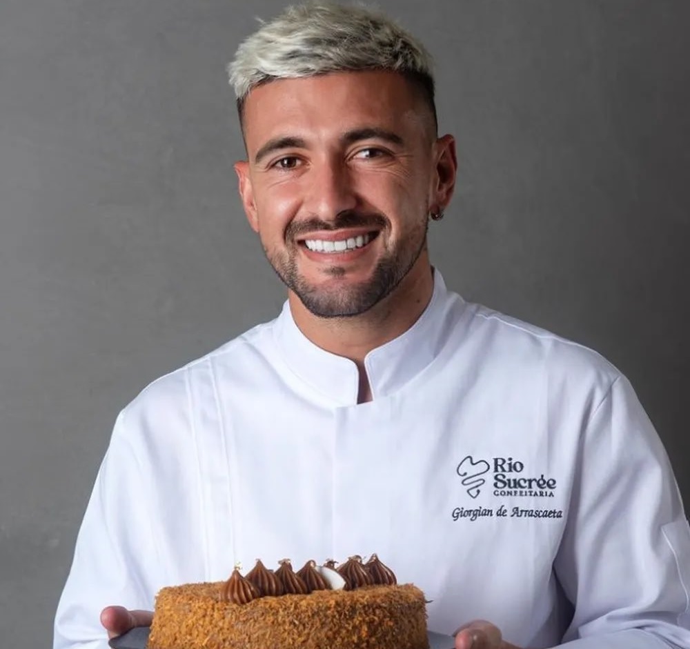 Arrascaeta faz receita de confeitaria no programa da Ana Maria Braga