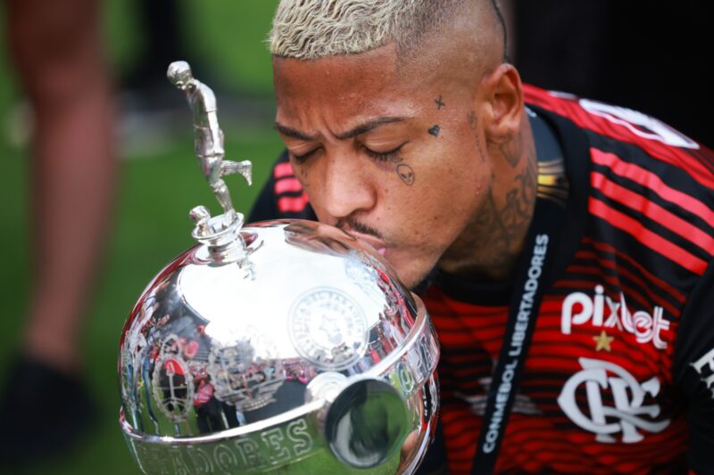 Marinho beija a taça de campeão da Libertadores pelo Flamengo: jogador esteve na mira do São Paulo, que agora sonda Jefferson Savarino, ex-Atlético-MG