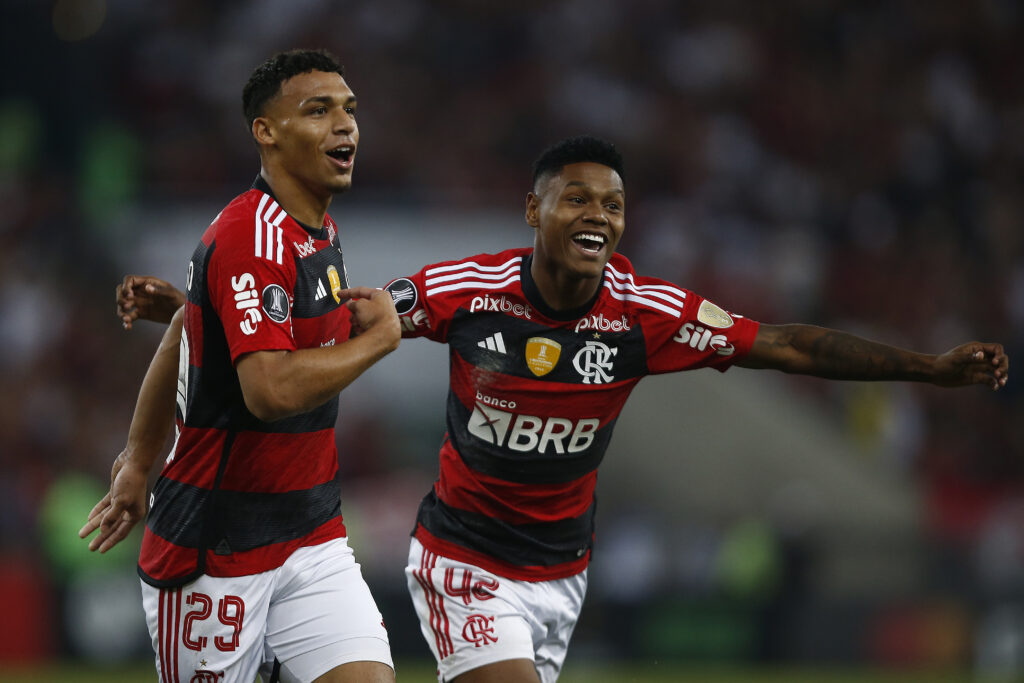 Victor Hugo, cria da base do Flamengo comemora gol 