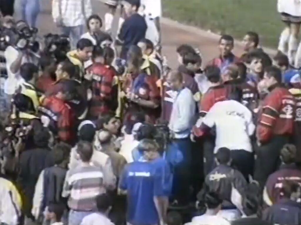 Jogadores do Flamengo recebem suas medalhas de campeões da Copa dos Campeões Mundiais de 1997 