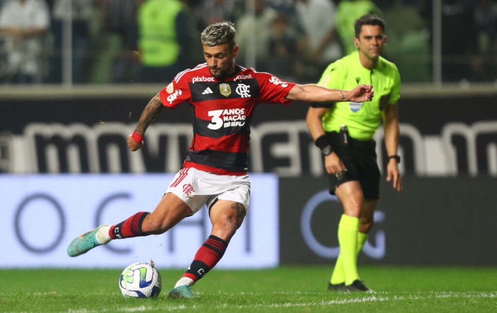 Arrascaeta se prepara para fazer um passe. Meia do Flamengo entrou no segundo tempo e foi fundamental para a vitória sobre o Atlético