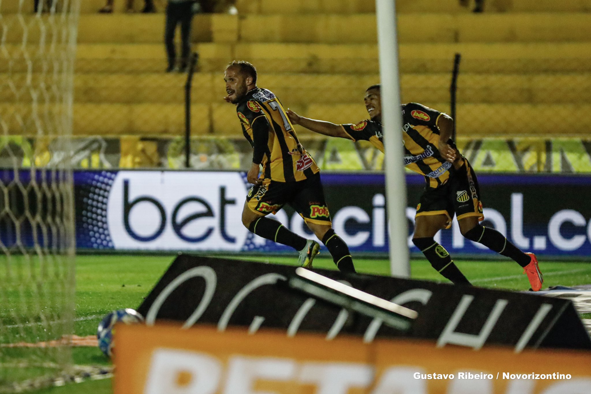 O FLUMINENSE NÃO PERDOOU! 👀🇭🇺 O Tricolor respondeu a provocação de Rayan  com um carrossel de memes após a vitória sobre o Vasco! #Brasileirão2025, image size:2048x1366