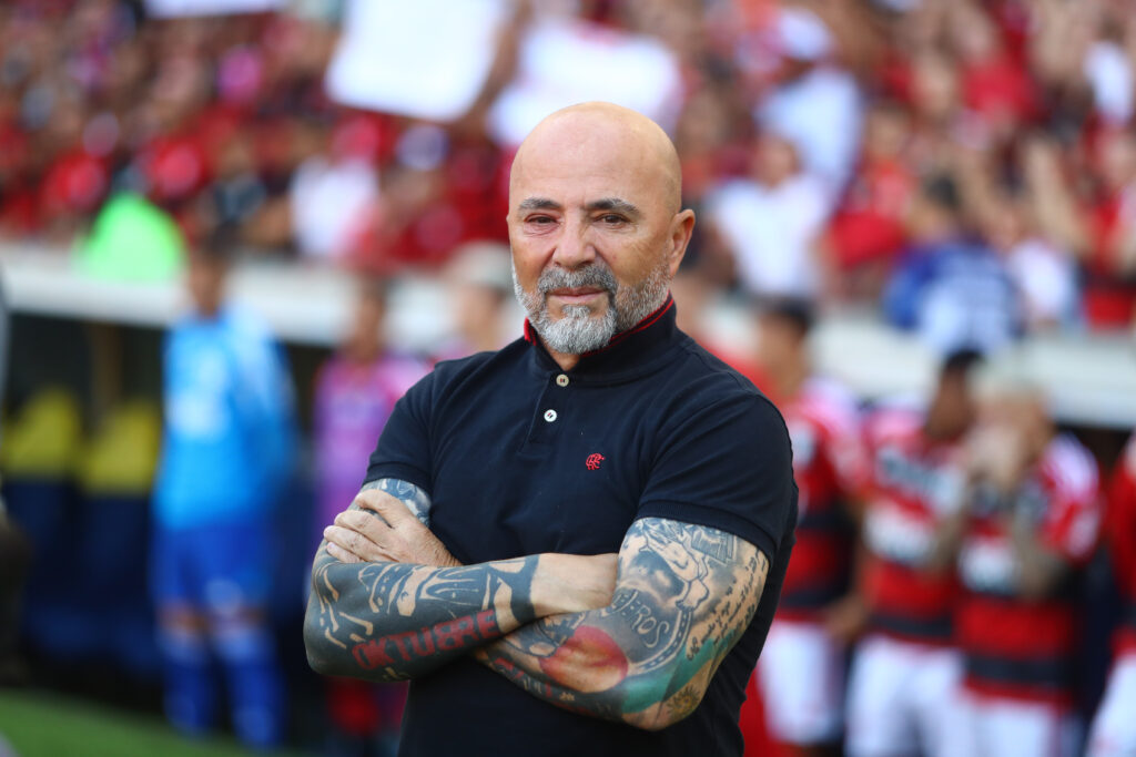 Sampaoli observa o time do Flamengo contra o América Mineiro 