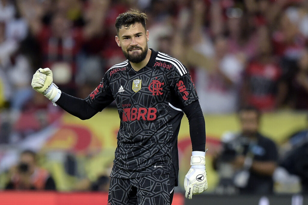 Matheus Cunha, goleiro do Flamengo que brilhou novamente contra o Fluminense