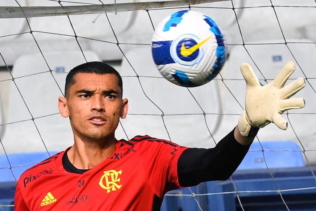 O goleiro brasileiro do Flamengo, Santos, para uma bola durante um treino no estádio George Capwell em Guayaquil, Equador, em 28 de outubro de 2022. - Flamengo e Athletico Paranaense se enfrentarão na final da Copa Libertadores da América em Guayaquil, Equador, no próximo dia 29 de outubro.
