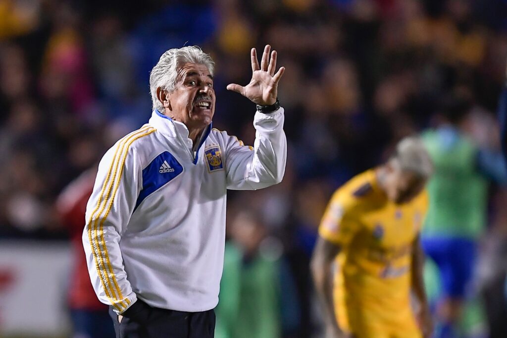 Tuca Ferretti irritado durante jogo do Tigres, clube que comandou até 2021