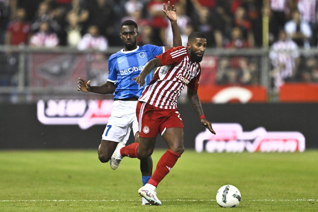 Rodinei é expulso em classificação do Olympiacos na Europa League